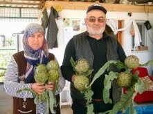 Balıkesir’in Burhaniye ilçesinde, çiftçi Cevdet Üstün yol kenarındaki tarlasında ürettiği