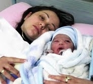 DEPREMZEDE AİLE, 2012’NİN İLK BEBEĞİYLE HAYATA TUTUNDU 2012 yılının ilk bebekleri Balıkesir’in Ayvalık ilçesinde dünyaya gelirken, Vanlı