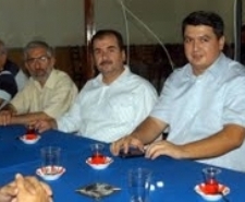 İSMAİL DOĞDU, HER YERDE ‘EVET’İ ANLATIYOR Balıkesir’in Edremit AK Parti İlçe Başkanı İsmail Doğdu, parti yöneticileri