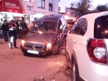 AYVALIK’TAKİ KAZA, TRAFİĞİ FELÇ ETTİ Balıkesir’in Ayvalık ilçesinde, önceki akşam meydana gelen zincirleme trafik kazası