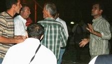 ÖFKELİ KALABALIK YOL KAPATTI