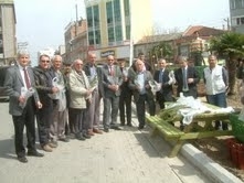 Balıkesir’in Burhaniye ilçesinde, Orman Haftası nedeniyle düzenlenen fıstık çamı fidanı