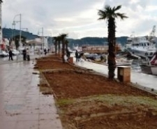 AYVALIKTA CUMHURİYET MEYDANINDA YÜRÜME ALANLARI GENİŞLETİLİYOR Balıkesir’in Ayvalı ilçesinde, Ayvalık Belediyesi Park Bahçeler Müdürlüğü ekipleri tarafından