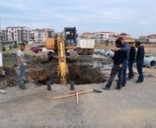 SARIMSAKLI’DA YONCA 1 SİTESİNİN ALTYAPI ÇALIŞMALARI BAŞLADI Balıkesir’in Ayvalık ilçesinin dünyaca ünlü turizm merkezlerinden biri olan Sarımsaklı’nın