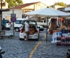 AYVALIK’TA AÇIK HAVADA EKMEK SATIŞINA SERT TEPKİ Balıkesir’in Ayvalık ilçesinde hijyen olmayan ve son derece sağlıksız koşullarda