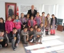 Balıkesir’in Burhaniye ilçesindeki Gazi İlköğretim Okulu öğrencileri, belediye binasına giderek,