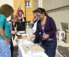 “AYVALIKTA MEHMET AKİF OKUL AİLE BİRLİĞİNDEN KERMES” Balıkesir’in Ayvalık ilçesinde, Mehmet Akif Ersoy Ortaokulu Okul Aile Birliğinin