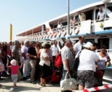 AYVALIK’TA TRAFİK KAZASI: 3 YARALI Balıkesir’in Ayvalık ilçesinde bu akşam meydana gelen trafik kazasında 1’i