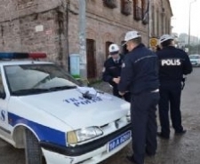 AYVALIKTA TRAFİK KAZALARINA ‘DUR’ DİYEBİLMEK İÇİN DENETİMLERİNİ SÜRDÜRÜYORLAR Balıkesir’in Ayvalık ilçesinde; Ayvalık İlçe Emniyet Müdürlüğü Trafik Büro Amirliği