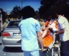 MOTOSİKLETLE OTOMOBİL ÇARPIŞTI 15 YAŞINDAKİ BAYAN MOTOSİKLET SÜRÜCÜSÜ YARALANDI