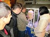 EDREMİT’İN SON BOZACISI Edremit ilçesinin son boza ustası Hakan Yesmesliler, mesleğini ilçede 25