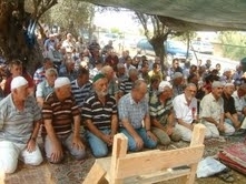 ZEYTİN TARLASINDA CUMA NAMAZI KILIYOR Balıkesir’in Burhaniye ilçesinde, 10 bin 600 konutun bulunduğu Pelitköy sahilinde