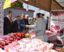 BAŞKAN SAKA YÖRESEL ÜRÜNLER FUARI’NI ZİYARET ETTİ
