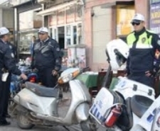 “AYVALIKTA EHLİYETSİZ SÜRÜCÜLERLE RUHSATSIZ MOTOSİKLETLERE GÖZ AÇTIRILMIYOR Balıkesir’in Ayvalık ilçesinde, İlçe Emniyet Müdürlüğü’ne bağlı Trafik Tescil Büro