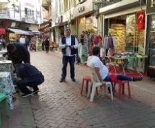 Edremit’te Silahlı Kavga: 1 Yaralı Balıkesir’in Edremit ilçesinde, Kuyumcular Çarşısı’nda çıkan tartışma kanlı bitti. Olayda,