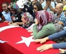 GİZLİCE EVİNE GİRDİĞİ GENÇ KADINI KEMERLE BOĞMAYA ÇALIŞTI Balıkesir’in Ayvalık ilçesinde, öğle saatlerinde bir eve giren saldırgan, kendisini