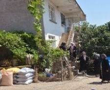 BAŞKAN ERSOY YENİ ÇIKAN ÇIKAN ZEYTİNYAĞIN TADINA BAKTI Havran Belediye Başkanı Emin Ersoy Havran Dereören Mahallesinde geçtiğimiz hafta
