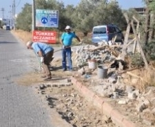 EDREMİT’TE BOZULAN YOLLAR ONARILIYOR Edremit’te şehir içinde çeşitli nedenlerle bozulan yollar fen işleri ekipleri