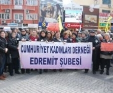EDREMİTLİ KADINLAR “KADINA ŞİDETTE HAYIR” DEMEK İÇİN BİR ARAYA GELDİLER EDREMİTLİ KADINLAR ÖZGECAN İÇİN MEYDANLARA İNDİLER