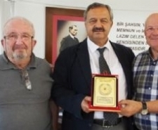 BAŞKAN UYSAL’A THK TEŞEKKÜRÜ Balıkesir’in Burhaniye ilçesinde, Türk Hava Kurumu Başkanlığı, Belediye Başkanı Necdet