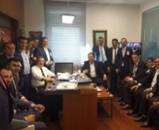 AK PARTİ MKYK ÜYESİ MİLETVEKİLİ AYDINLIOĞLU’DAN EDREMİT’E FAKÜLTE MÜJDESİ AK Parti MKYK Üyesi Balıkesir Milletvekili Ali Aydınlıoğlu, Edremit’e 4