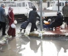 KISA SÜRELİ SAĞANAK VE DOLU YAĞIŞI HAYATI OLUMSUZ ETKİLEDİ Balıkesir’in Edremit ilçesinde öğleden sonra etkili olan sağanak yağış ve