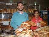 BURHANİYE DE ASKIDA EKMEK UYGALAMASI İLGİ GÖRDÜ Balıkesir’in Burhaniye ilçesinde, bir fırının başlattığı askıda ekmek uygulaması ilgi