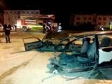 Balıkesir’in Edremit İlçesi Altınoluk Mahallesi’nde meydana gelen kazada otomobil ikiye