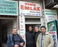 BURHANİYE’DE KARADENİZ FIKRASI GİBİ EMLAKÇI DÜKKANI Balıkesir’in Burhaniye ilçesinde, Emlak danışmanlığı yapan Hüseyin Geniş’in işyeri görenleri