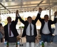 ZİHİNSEL ENGELLİLERDEN BELEDİYE BAŞKANLARINA PLAKET Balıkesir’in Ayvalık ilçesinde, bu yıl 21. si düzenlenen Geleneksel Engelliler