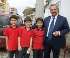 DİREKLERDEKİ FANATİK YAZILARI BAŞKAN SÖKTÜ Balıkesir’in Burhaniye ilçesinde, fanatiklerin elektrik direğine yapıştırdığı afişi söken Belediye