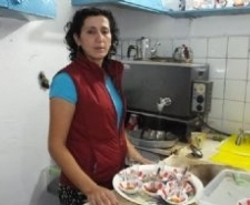 BURHANİYE’DE KÖY KAHVESİNİ YILDIZ HANIM ÇALIŞTIRIYOR Balıkesir’in Burhaniye ilçesinde, Ağacık köyündeki köy kahvesini 4 çocuk annesi