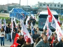 AYVALIK ADD ÇANAKKALE’DE Atatürkçü Düşünce Derneği Ayvalık Şubesi, Şehitler Haftası nedeniyle genç öğrencilerle