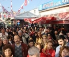 Ayvalık’ta CHP Seçim Lokaline coşkulu açılış Balıkesir’in Ayvalık ilçesinde, Cumhuriyet Halk Partisi’nin seçim lokalinin açılışına ilgi