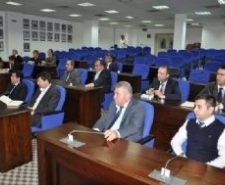 EDREMİT’TE HİZMET AĞI GENİŞLİYOR Edremit Belediye Başkanı Kamil Saka, Başkan Yardımcıları ve daire müdürleri