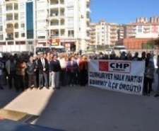 CHP’LİLERDEN EDREMİT ADLİYESİ’NE SİYAH ÇELENK CHP Edremit İlçe Örgütü 17 ve 25 Aralık davaları konusunda
