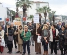 AYVALIKTA KADINA ŞİDDETE HAYIR Balıkesir’in Ayvalık ilçesinde, Ayvalık Cumhuriyet Meydanı’nda toplanan onlarca vatandaş ‘25