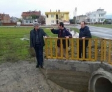 BURHANİYE’ DE BAŞKAN YARDIMCISI AKKILINÇ MAHALLEDE İNCELEME YAPTI Balıkesir’in Burhaniye ilçesinde, birkaç gündür düşen sağanak yağmur bazı mahallelerde