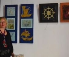 CAMDA ERİYEN RENKLERE İLGİ YOĞUN OLDU Balıkesir’in Ayvalık ilçesinde, cam sanatçısı Pelin İnal’ın füzyon tekniğini kullanarak