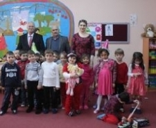 BAŞKAN AKOVA ÖĞRENCİLERİ SEVİNDİRDİ Balıkesir’in Burhaniye ilçesinde, ilçedeki bütün okulları gezerek öğretmen ve öğrencilerin