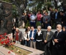 ALİ EKBER ÇİÇEK MEZARI BAŞINDA ANILDI Türk halk müziği sanatçısı Ali Ekber Çiçek, ölümünün 9. yılında