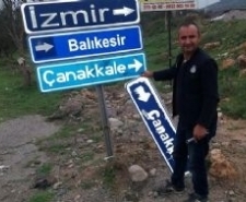 EDREMİT’TE TRAFİK LEVHALARI YENİLENİYOR.. Edremit Belediyesi tarafından ilçe genelinde trafik levhaları yenileniyor. Şehir içi