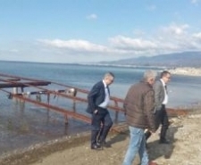 SAKA SAHİLLERİ İNCELEDİ Yaklaşan turizm sezonu öncesinde Edremit Belediye Başkanı Kamil Saka sahil