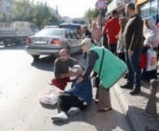 MOTOSİKLETİYLE ÇARPTIĞI YAŞLI KADININ BAŞINDAN AYRILMADI Motosikletin çarptığı yaşlı kadın yaralandı. Motosiklet sürücüsü, kazazede kadını bir