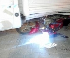 Motosikletiyle kamyonetin altına girdi Balıkesir’in Edremit ilçesinde, motosikletiyle kamyonetin altına giren sürücü ağır yaralandı.