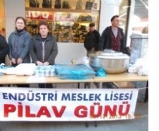 Balıkesir’in Ayvalık ilçesinde, Endüstri Meslek Lisesi’nin pilav gününe ilgi yoğun