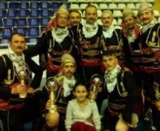 EDREMİTLİ FOLKLORCULAR BALIKESİR BİRİNCİSİ OLDU Edremit Belediyesi Halk Dansları Topluluğu Türkiye Halk Oyunları Federasyonu tarafından