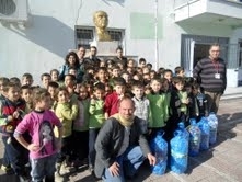 Balıkesir’in Ayvalık ilçesinde, Aliçetinkaya İlköğretim Okulu öğrencileri topladıkları mavi kapakları,