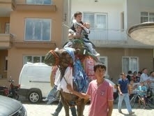 Balıkesir’in Burhaniye ilçesinde, okulların tatiliyle birlikte sünnet mevsimi başlarken, bazı