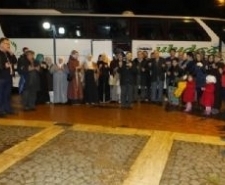 BURHANİYE’DE SÖMESTR UMRECİLERİ UĞURLANDI Balıkesir’in Burhaniye ilçesinde, öğretmen, öğrenci ve velilerden oluşan 13 kişilik